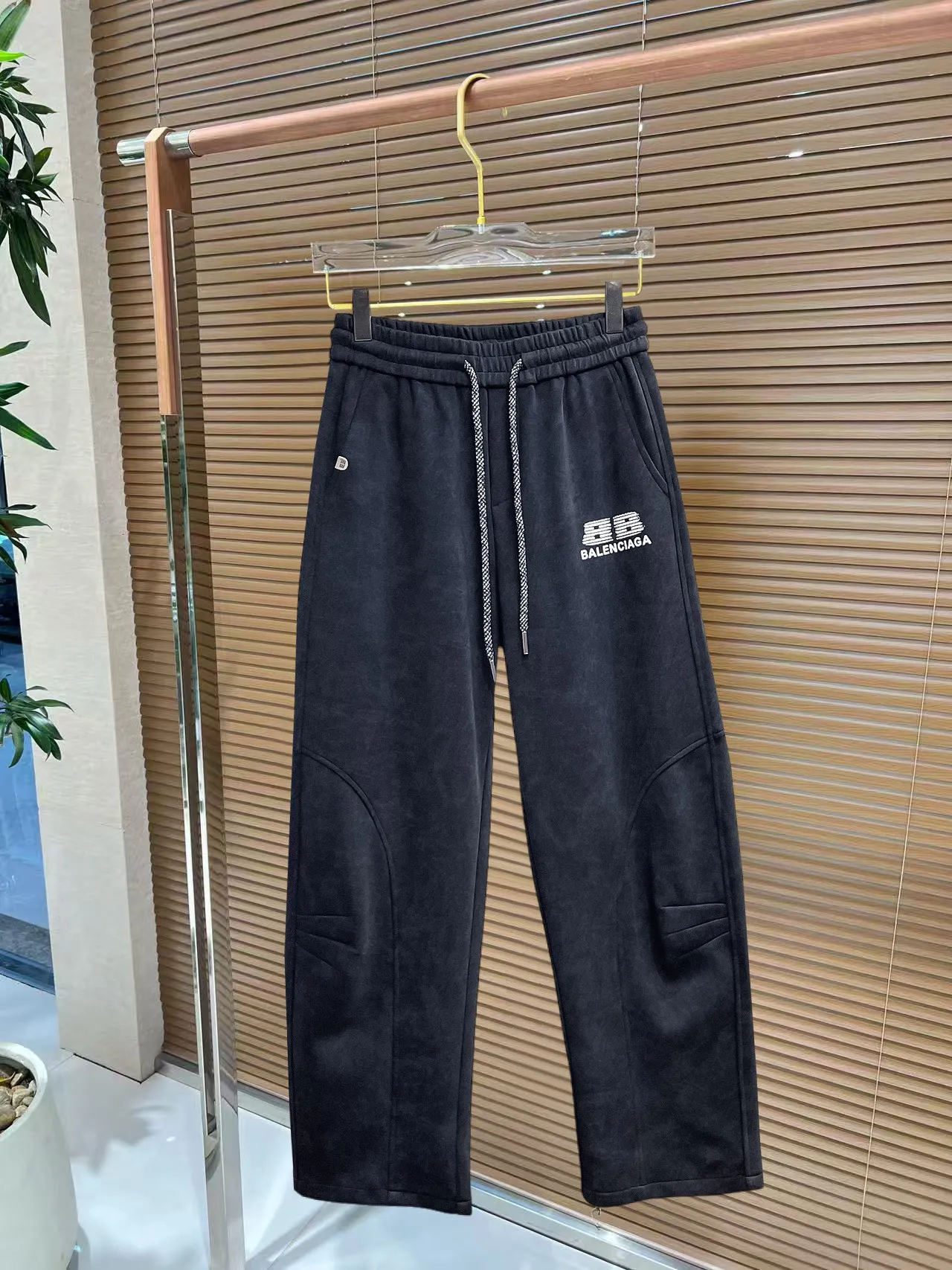 Balenciaga 🆕2026 Autumn and Winter New Arrival Casual Pants! The official website will be released simultaneously. Brand Classic LOGO casual pants, customized fabrics, excellent comfort and strong touch. Highly recognisable, perfect appearance and craftsmanship. Size:M-3XL